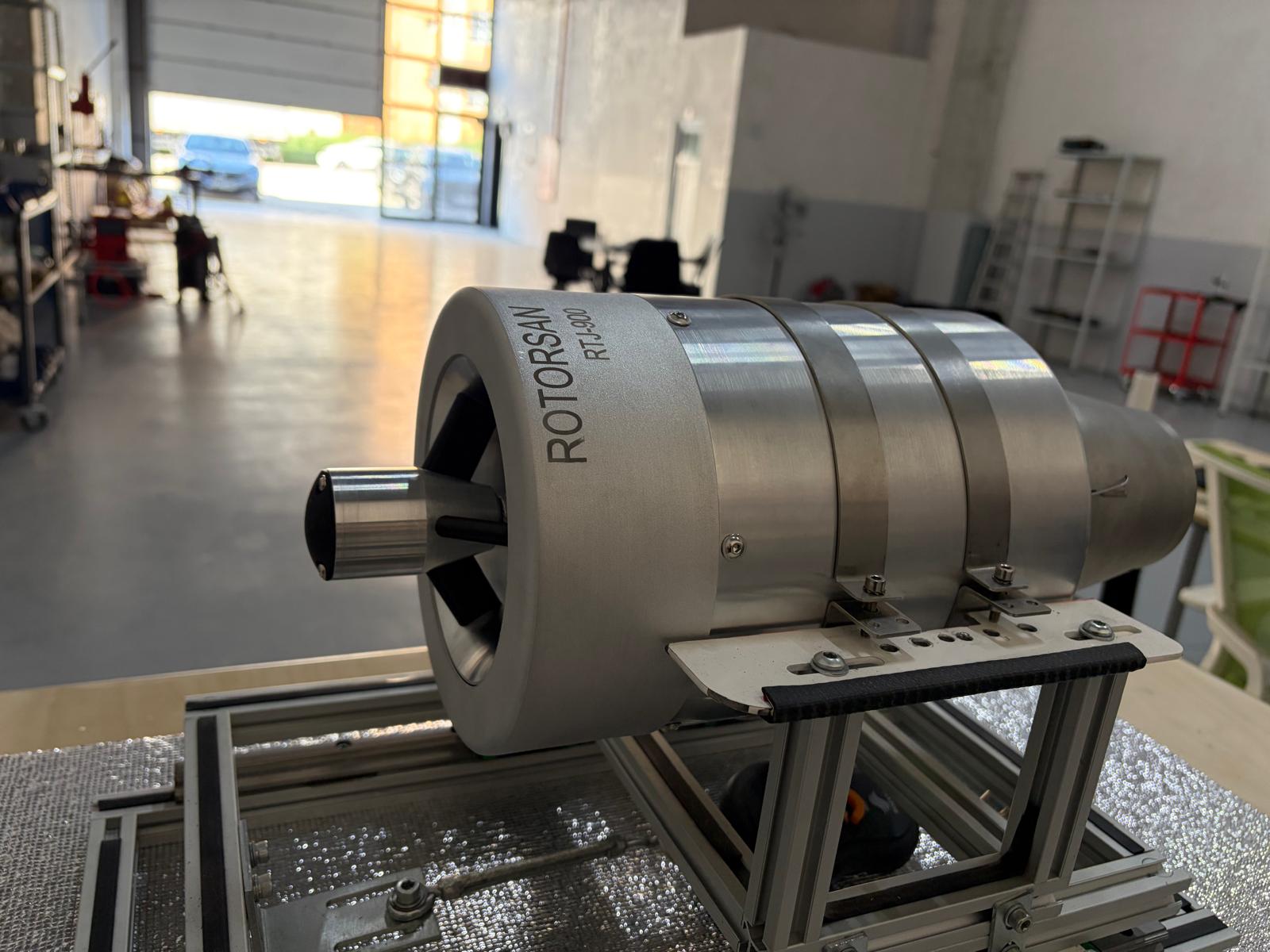 RTJ-900 turbojet motor detay görünümü